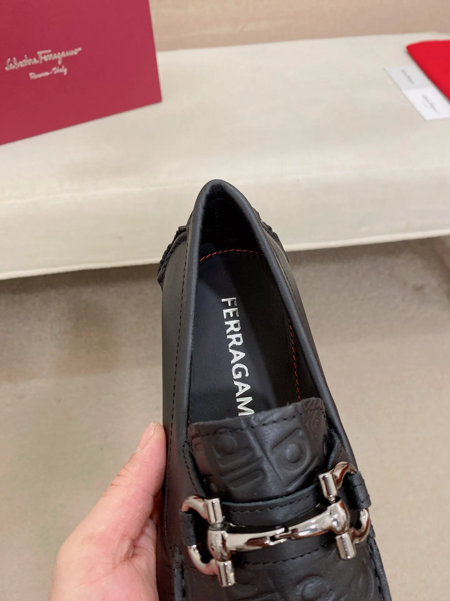 Men's shoes💰: 560💰High-end quality! Ferragamo🆕🆕Exclusive hot-selling products in stock🔥🔥New products on the shelves, high-quality Ferragamo men's pea shoes, high-end casual driving shoes, with complete packaging! 💪 💪 Material: imported cowhide 🐂 + imported high-quality water-dyed cowhide lining + wear-resistant outsole 👍🏻👍🏻 Features: high-end and comfortable, purely handmade 🚀 🚀 Create the perfect shoes that suit you best 🔥 🔥 Size: (38-44) 45 standard size can be customized!